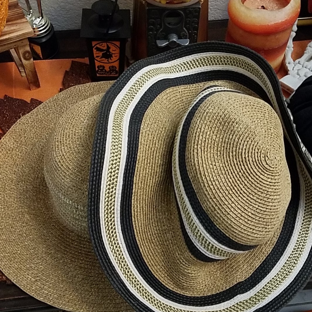 2 floppy sunhats